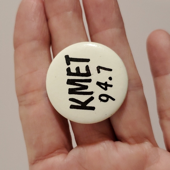 KMET 94.7 FM Southern California Rock Radio button 'A little bit o heaven 94.7' - Picture 3 of 3